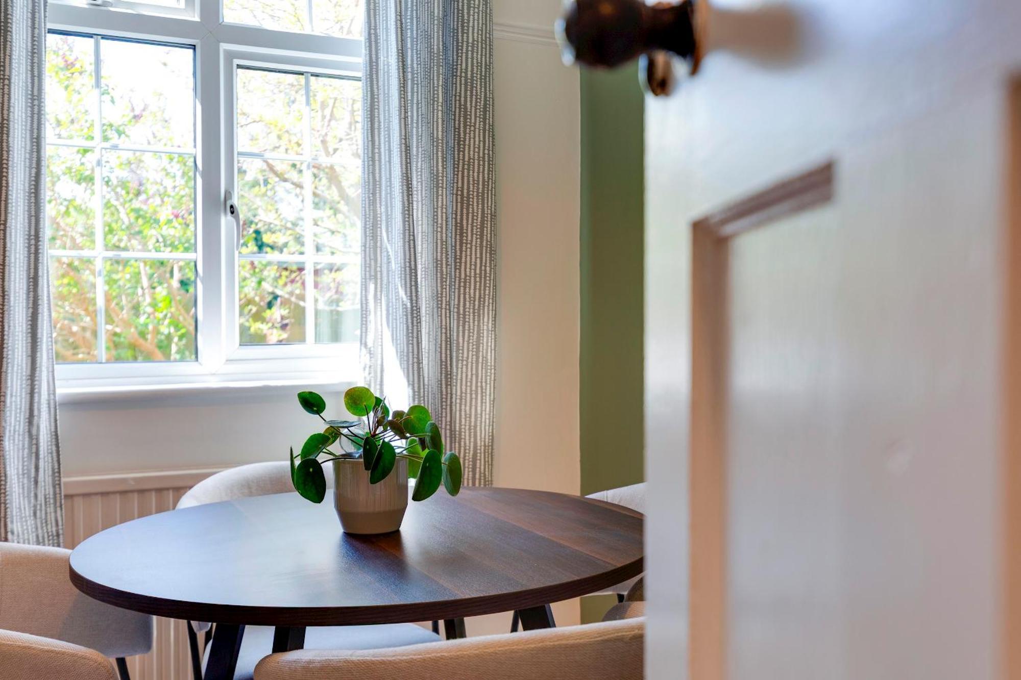Stylish And Modern Flat With Free Parking Pass The Keys
