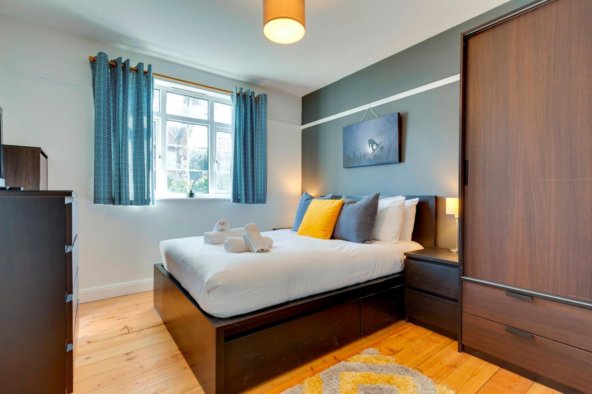 Stylish And Modern Flat With Free Parking Pass The Keys Apartment
