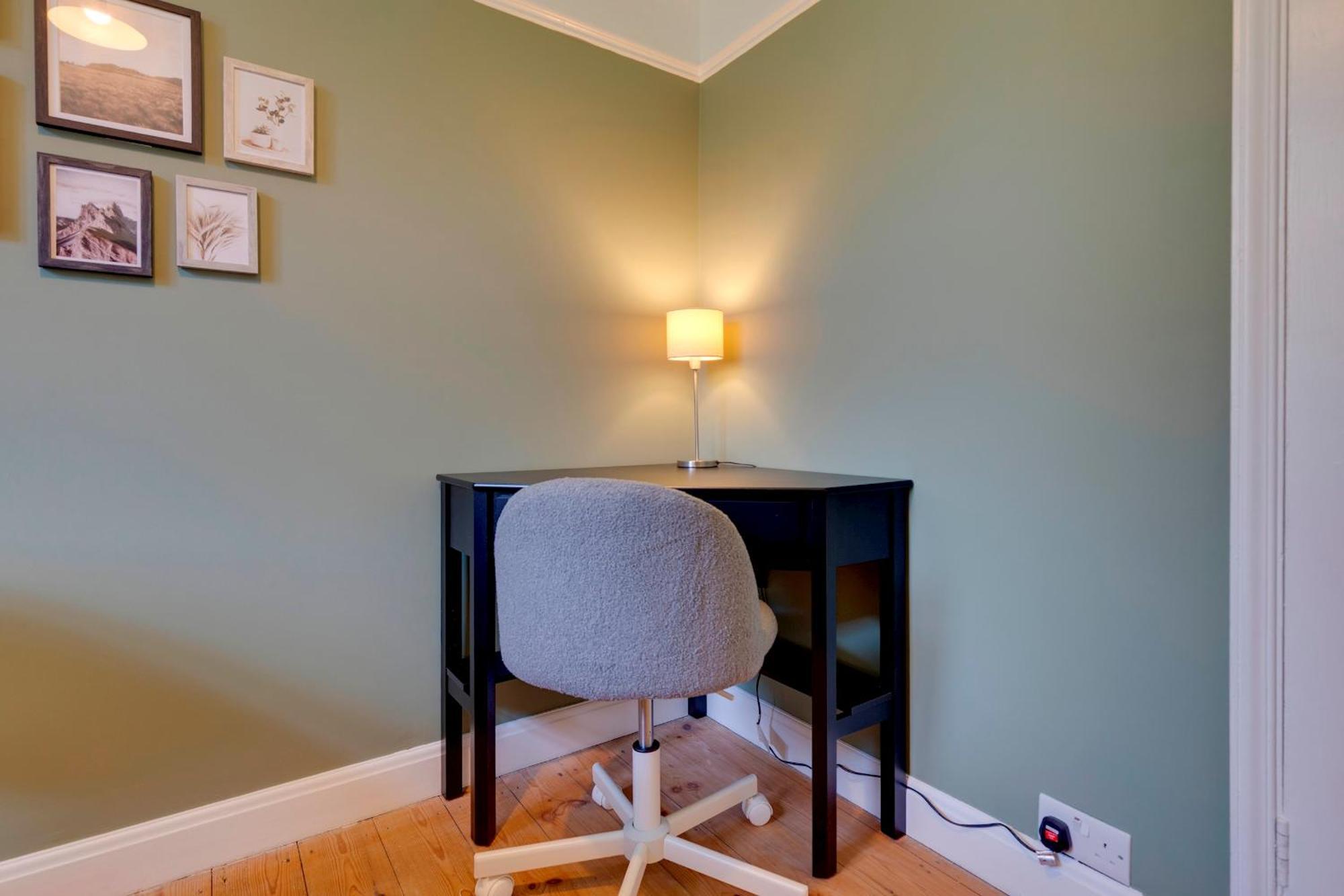 Stylish And Modern Flat With Free Parking Pass The Keys Apartment *