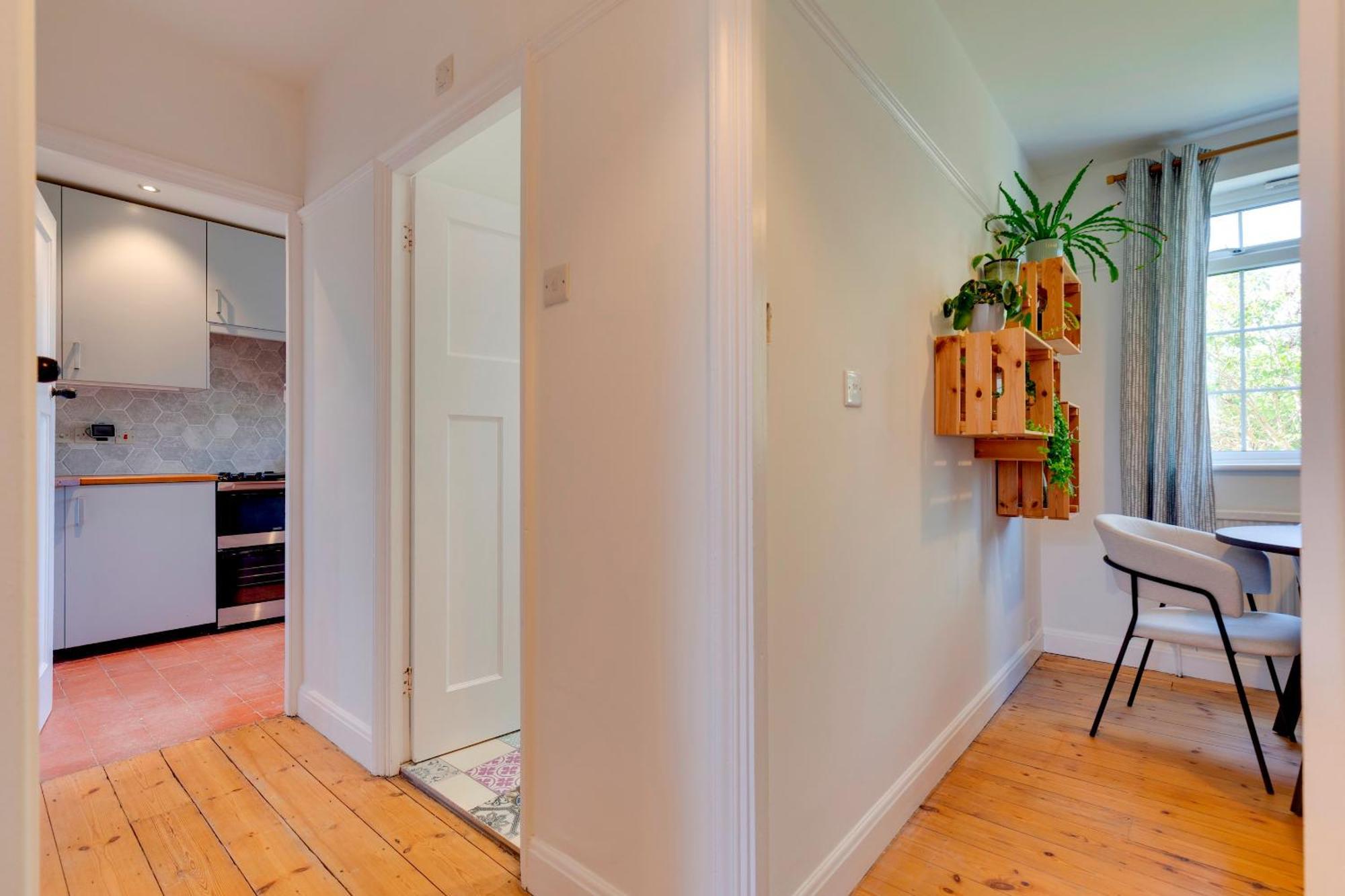 Stylish And Modern Flat With Free Parking Pass The Keys Apartment *