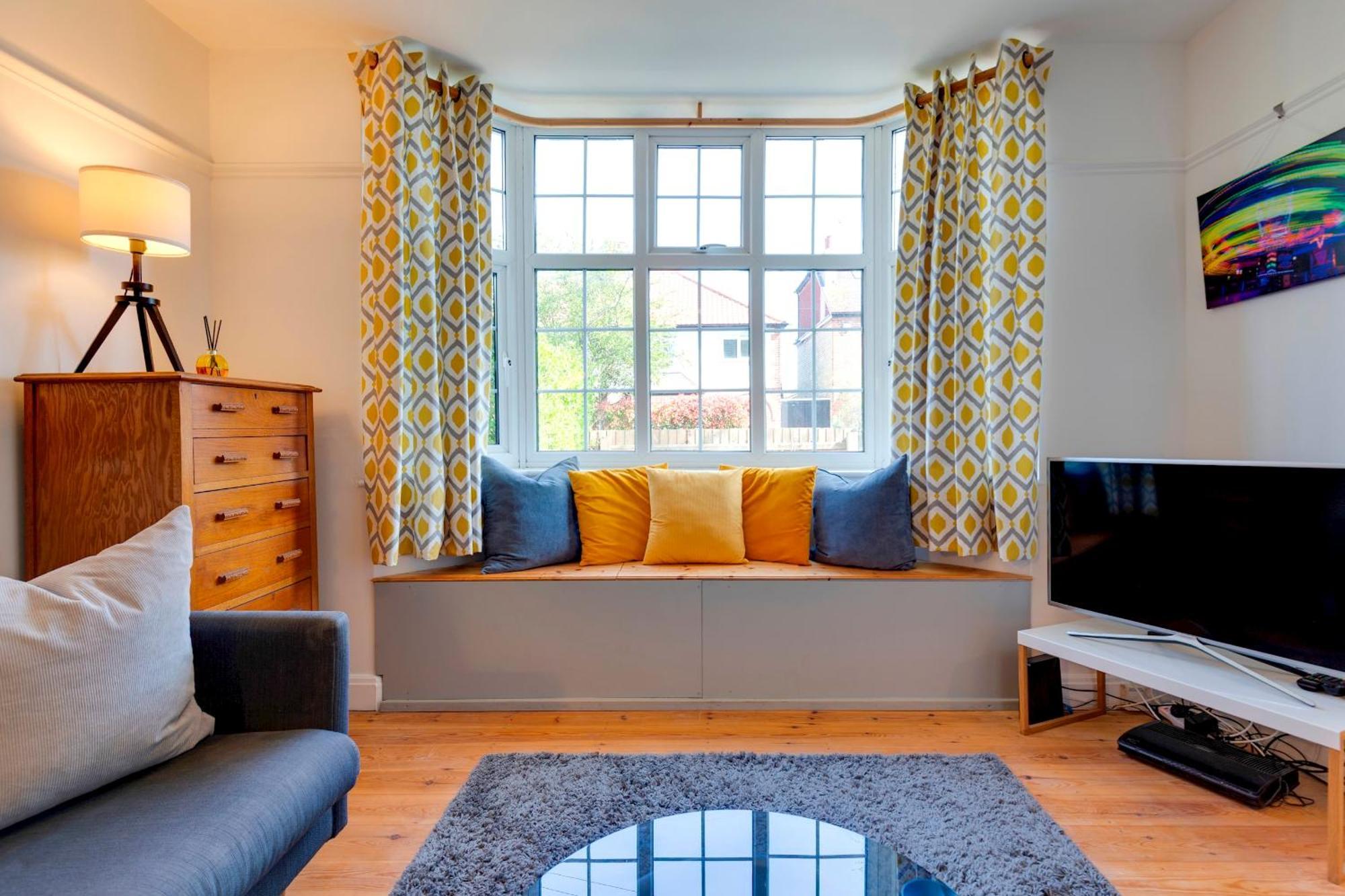 Stylish And Modern Flat With Free Parking Pass The Keys